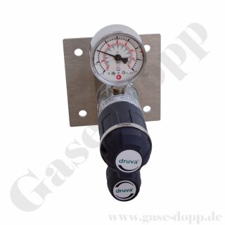 Labor Entnahmedruckminderer auf Wandplatte mit Absperr- & Regulierventil - Messing verchromt - max. 50 bar / 0,1 - 1,5 bar regelbar - Eingang 1/4" NPT IG oben - Ausgang 1/4" NPT IG unten - FKM - GCE DRUVA PLCIVBCWMCP