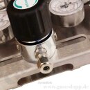 Entspannungsstation - halbautomatische Umschaltung - 300 bar - bis 14 bar regelbar - 2-stufig - 2 Eingänge 1/4" NPT IG - Ausgang 1/4" NPT IG + Absperrventil - Eigengasspülung - Induktivmanometer im Ein-+ Ausgang - FKM - Messing verchromt 6.0 - GCE DRUVA