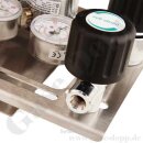 Entspannungsstation - halbautomatische Umschaltung - 300 bar - bis 14 bar regelbar - 2-stufig - 2 Eingänge 1/4" NPT IG - Ausgang 1/4" NPT IG + Absperrventil - Eigengasspülung - Induktivmanometer im Ein-+ Ausgang - FKM - Messing verchromt 6.0 - GCE DRUVA